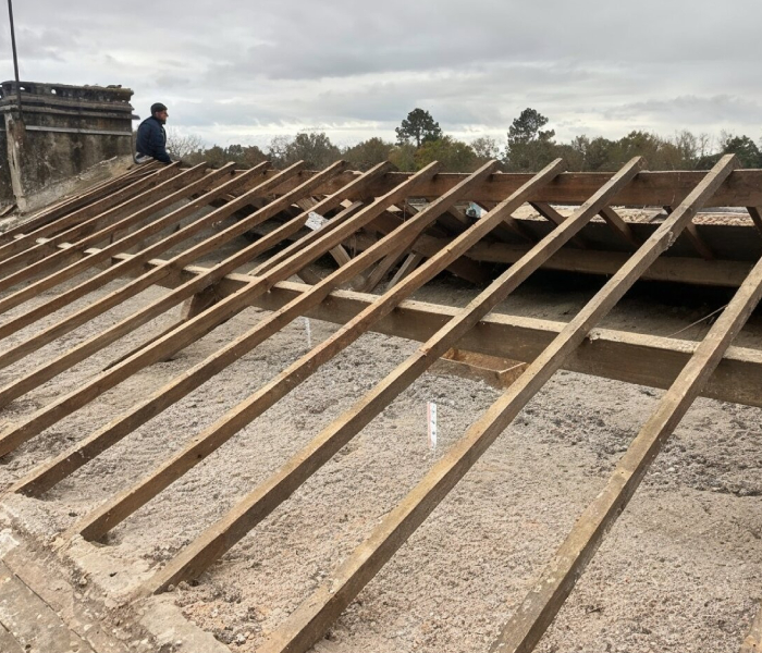 Travaux de charpente bois en cours sur une toiture par SARL Dion