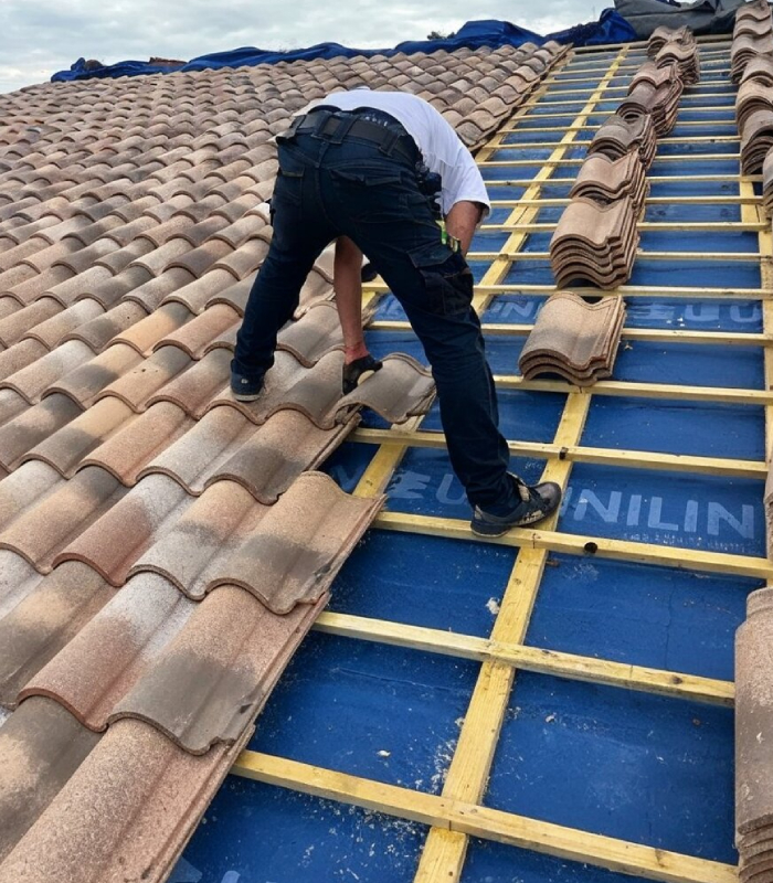 Pose de tuiles sur toiture avec écran sous-toiture par SARL Dion