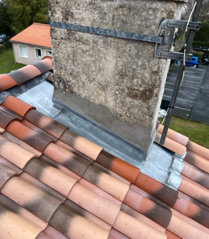 Travaux de zinguerie autour d’une cheminée sur toiture en tuiles par SARL Dion