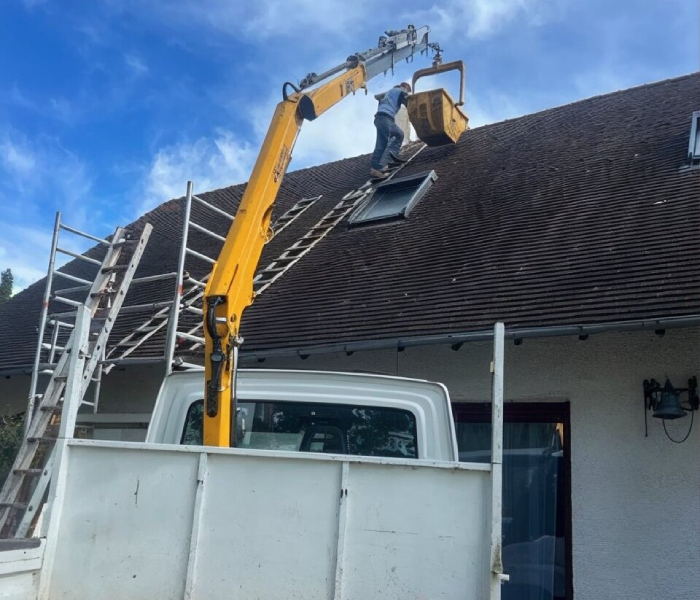 Travaux de couverture avec camion-grue sur toiture par SARL Dion