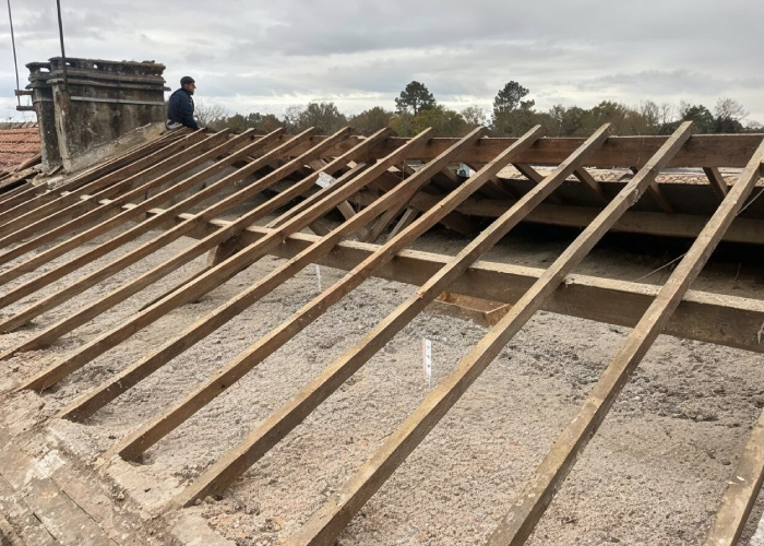 Travaux de charpente en cours sur une toiture par SARL Dion